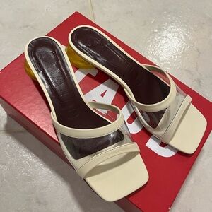 Staud 
	SIMONE CLEAR MULE | CREAM GOLDIE × 1
CREAM GOLDIE / 38.5